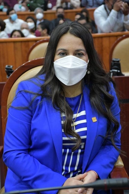 Puede ser una imagen de 3 personas, personas sentadas e interior