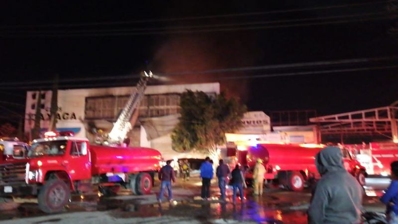 Unidades de emergencia participan coordinadamente para sofocar incendio en bodega de pinturas, en San Sebastián Tutla