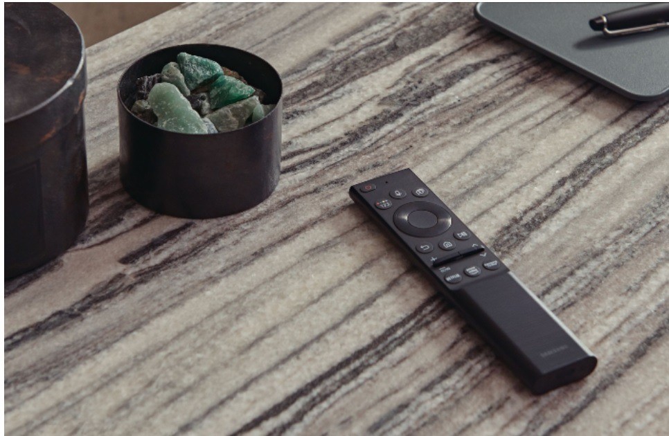 Es posible recargar el control remoto con el sol, luz interior o mediante una conexión USB