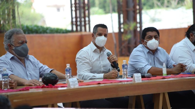 Gobiernos Federal y Estatal se reúnen con habitantes triquis desplazados de Tierra Blanca