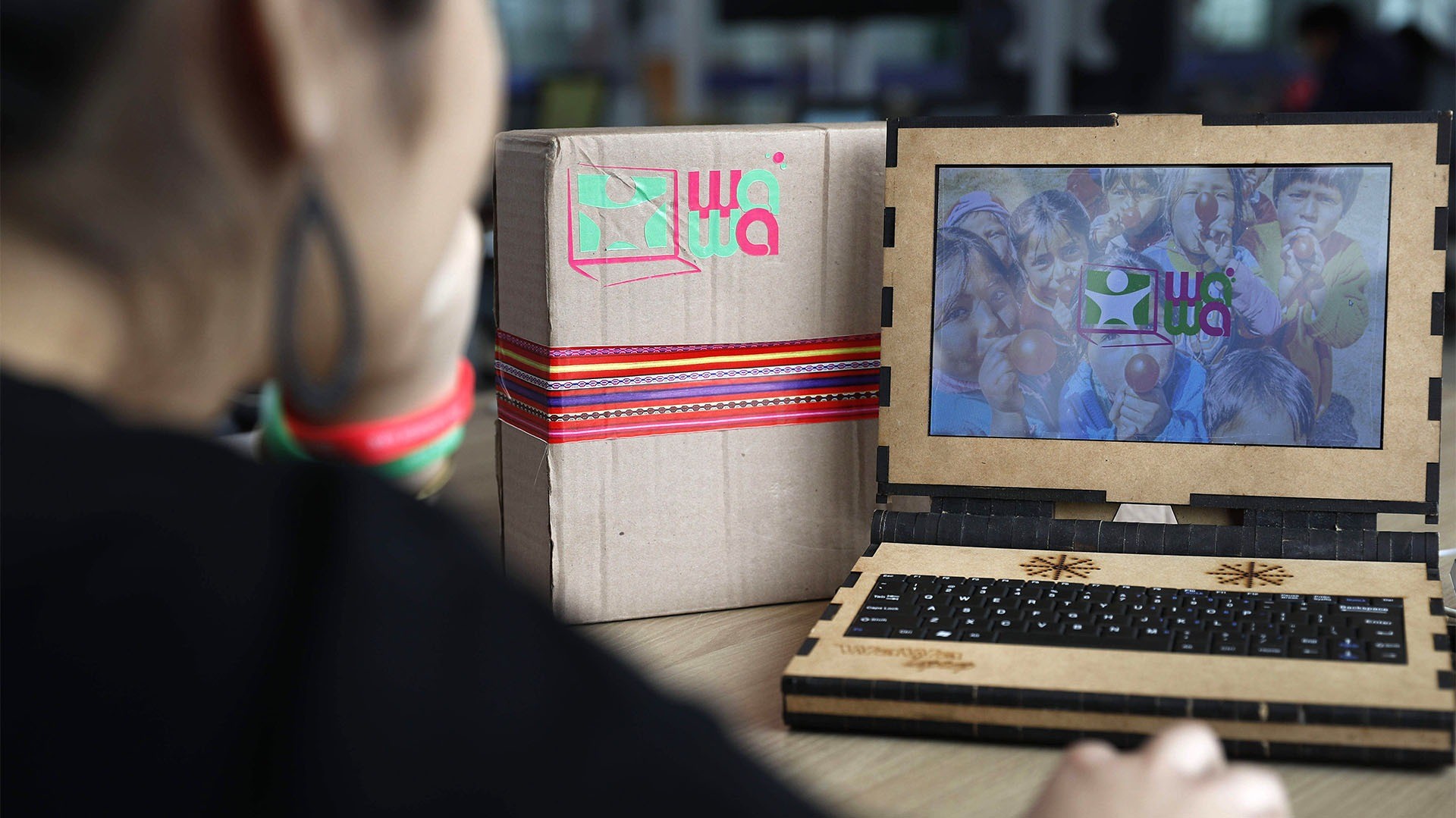 La Wawalaptop 2.0, que es una portátil de 10,1 pulgadas cuyo casco está hecho con material MDF, un compuesto basado en fibras de maderas, y que asegura su estatus de reciclable.(EFE)