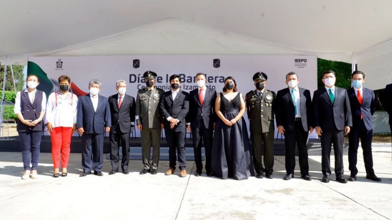 Encabeza AMH ceremonia cívica por el Día de la Bandera Nacional