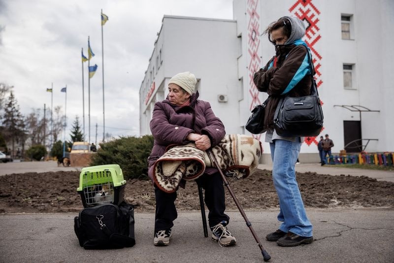 Personas esperan ser evacuadas desde la localidad de Derhachi, Ucrania, Abril 6, 2022 (Foto: Thomas Peter / REUTERS)