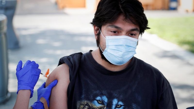 EEUU: California anunció que será obligatoria la vacunación contra el COVID-19 para todos los estudiantes mayores de 12 años