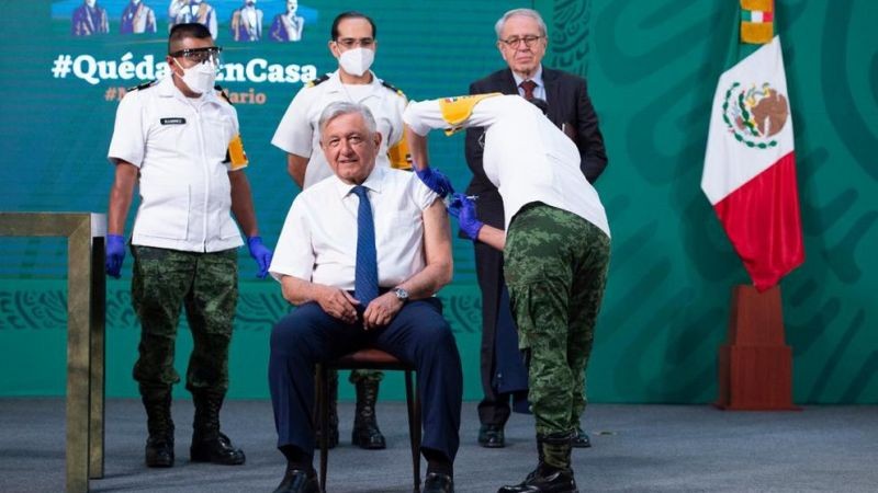 “No duele”: AMLO se vacunó contra COVID-19 en Palacio Nacional
