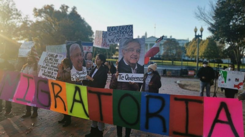Migrantes se congregaron a las afueras de la Casa Blanca en apoyo a López Obrador