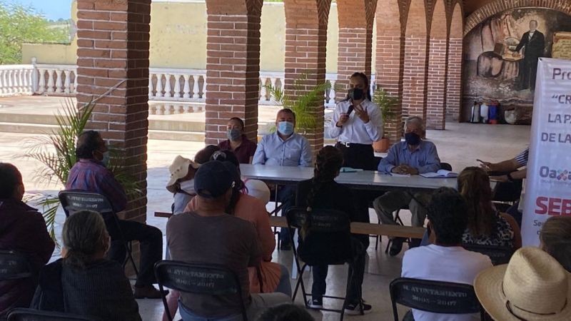 Promociona Sebien el programa Crédito a la Palabra de la Mujer con las mujeres mixtecas