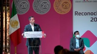 Miniatura: Reconoce Alejandro Murat a trabajadoras y trabajadores de base por 25 y 29 años al servicio de los tres poderes del Estado
