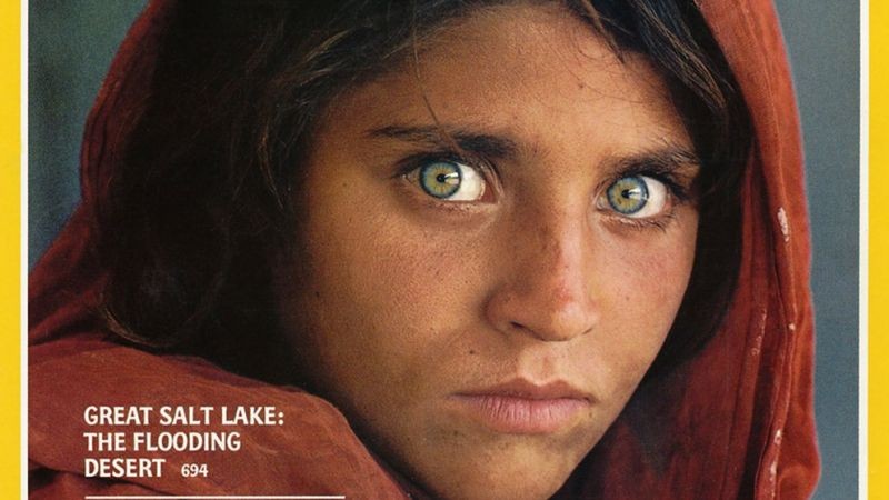 La “niña afgana” de ojos verdes del National Geographic fue evacuada a Italia