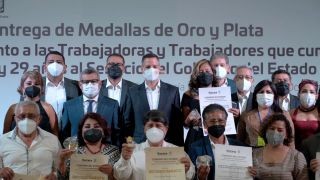 Miniatura: Reconoce Alejandro Murat a trabajadoras y trabajadores de base por 25 y 29 años al servicio de los tres poderes del Estado