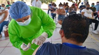 Miniatura: Con más de 35 mil dosis aplicadas en un día, Oaxaca rompe récord de vacunación