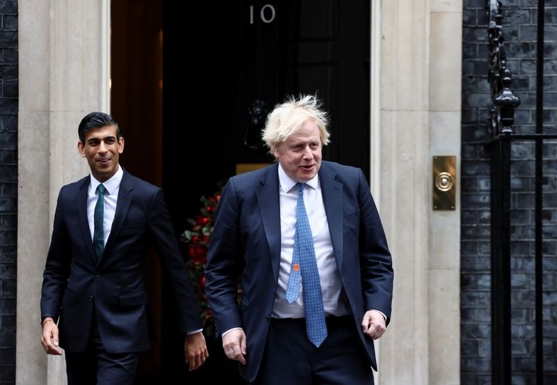 Foto de archivo del Primer Ministro británico, Boris Johnson y Rishi Sunak saliendo de Downing Street Dic 1, 2021. REUTERS/Henry Nicholls