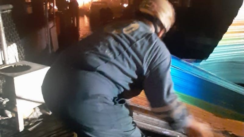 Unidades de emergencia participan coordinadamente para sofocar incendio en bodega de pinturas, en San Sebastián Tutla