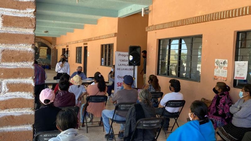 Promociona Sebien el programa Crédito a la Palabra de la Mujer con las mujeres mixtecas