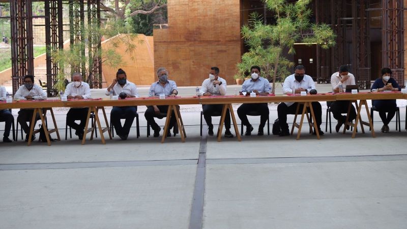 Gobiernos Federal y Estatal se reúnen con habitantes triquis desplazados de Tierra Blanca