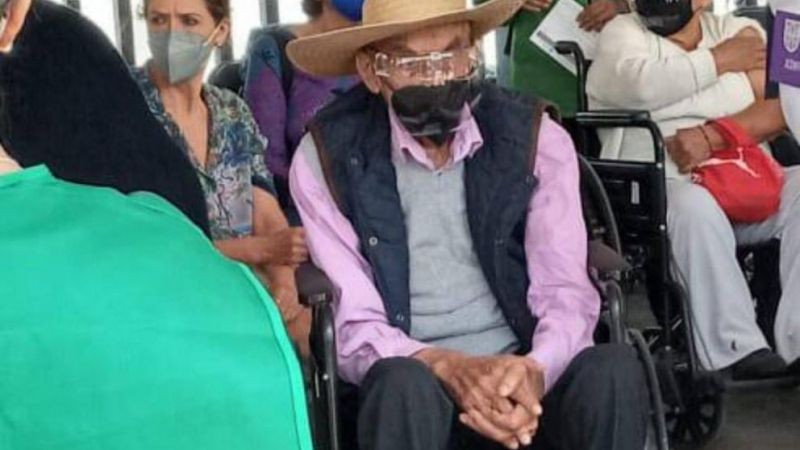 A los 99 años, el ex presidente Luis Echeverría hizo fila para vacunarse contra COVID-19