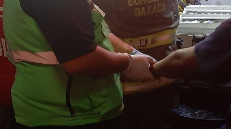 Unidades de emergencia participan coordinadamente para sofocar incendio en bodega de pinturas, en San Sebastián Tutla