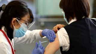 Miniatura: Japón inició la campaña de vacunación contra el coronavirus: planea inmunizar a su población en doce meses