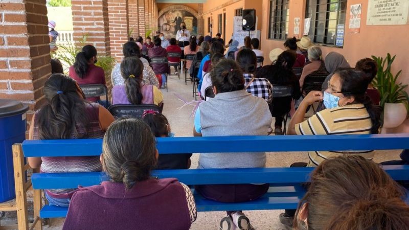 Promociona Sebien el programa Crédito a la Palabra de la Mujer con las mujeres mixtecas